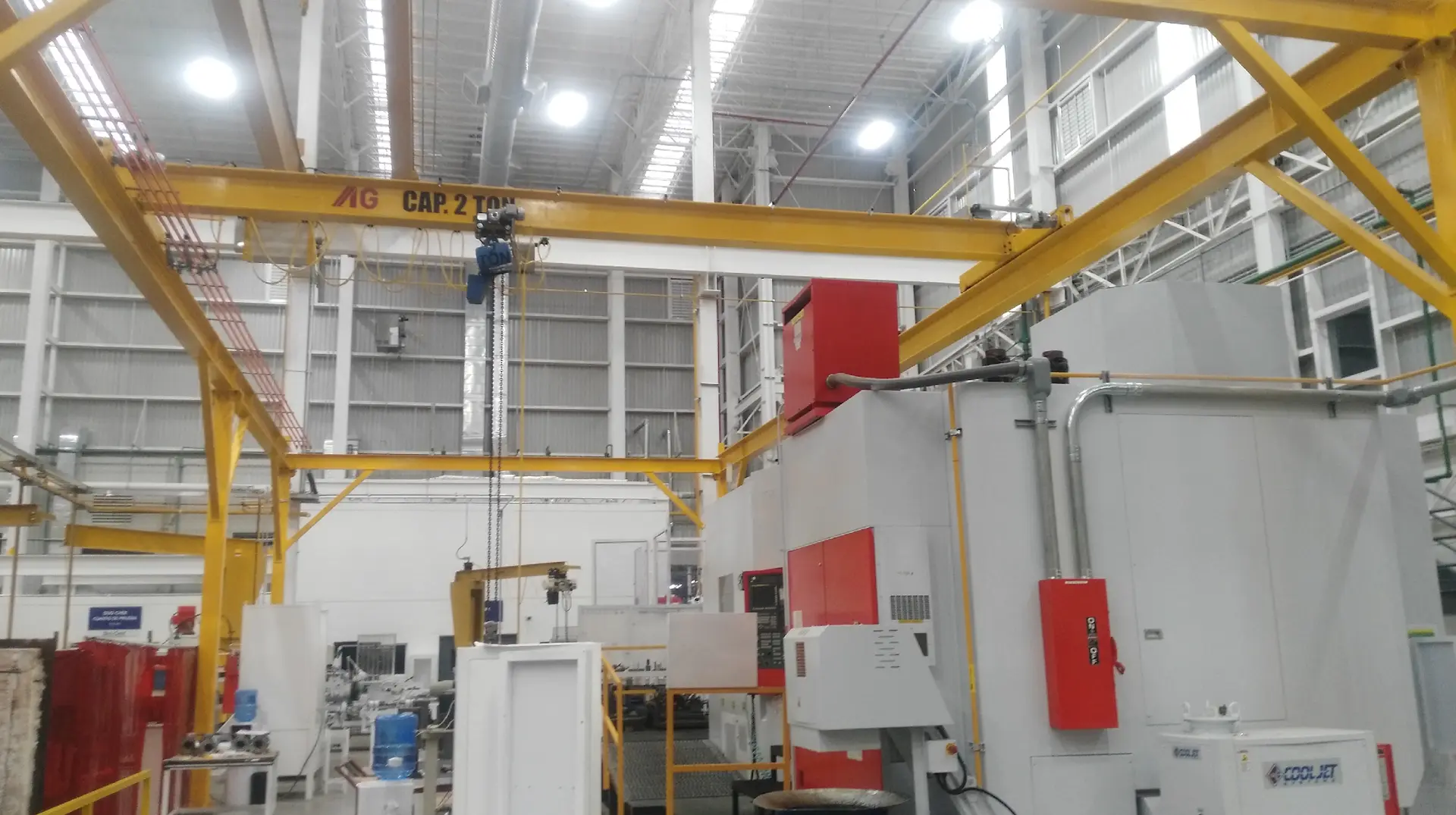 Grúa viajera industrial en planta