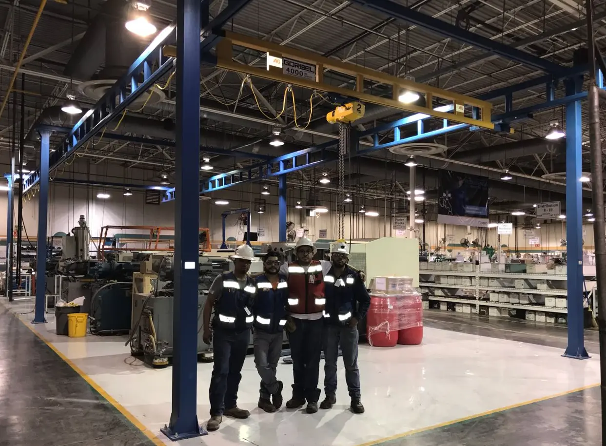 Instalación de grúa puente en nave de producción