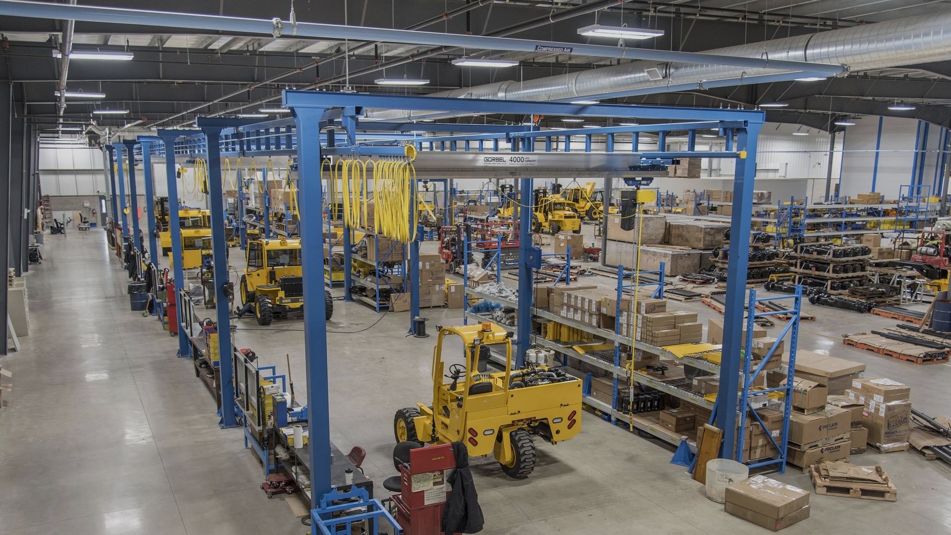 Instalación de polipasto y trolley en una grúa viajera Solsetec.