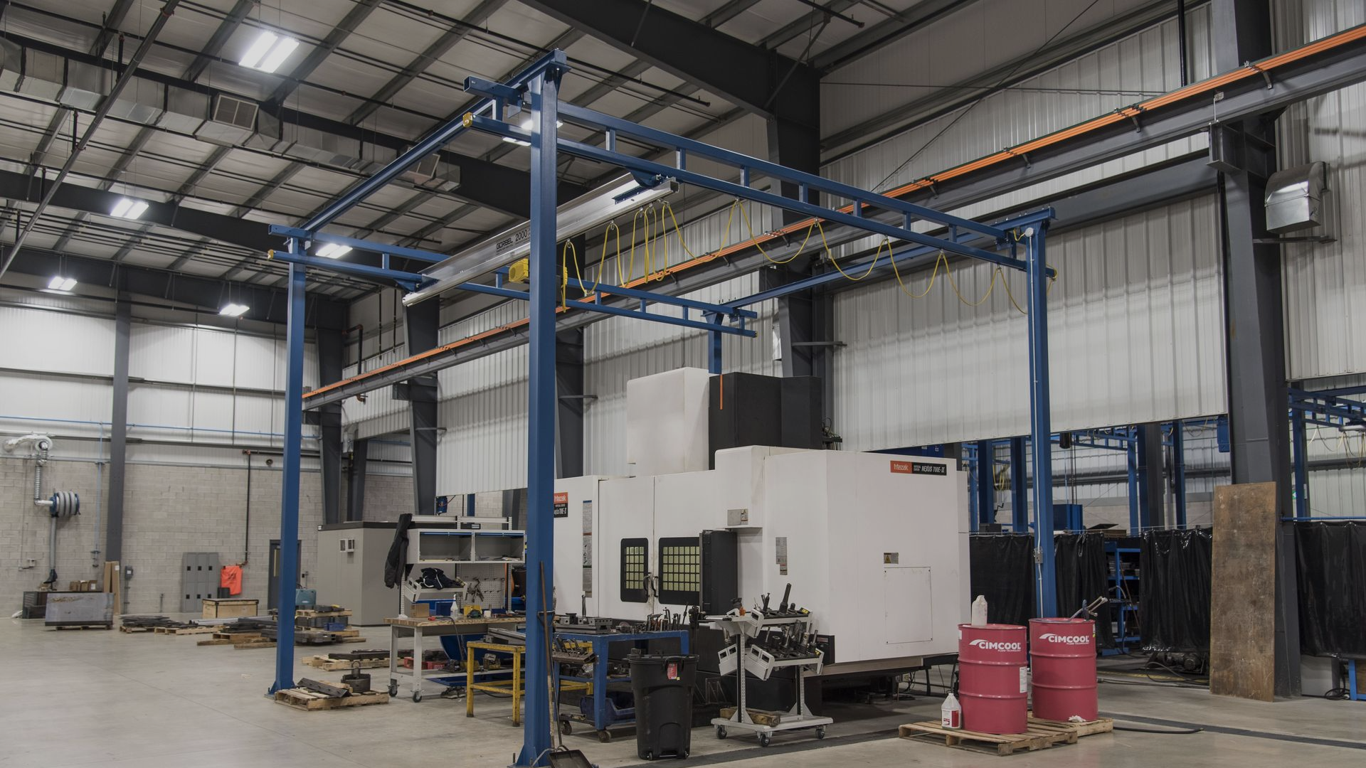 Grúa viajera amarilla de Solsetec lista para su instalación en planta.