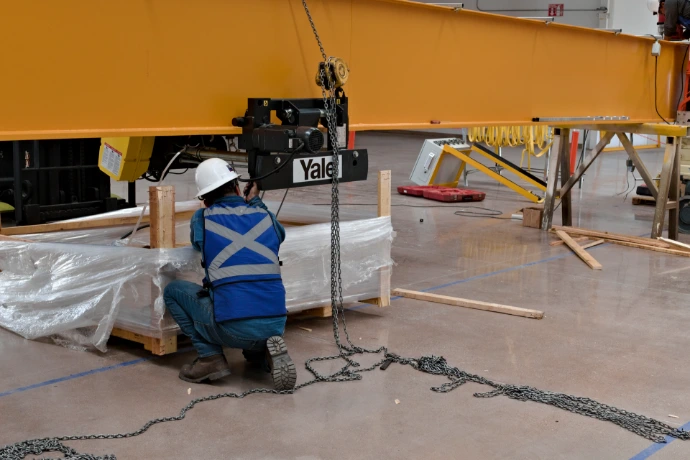Técnico realizando inspección de polipasto para mantenimiento preventivo