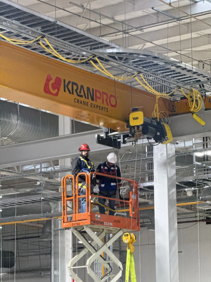 Inspección de grúa viajera industrial en planta manufacturera en Chihuahua